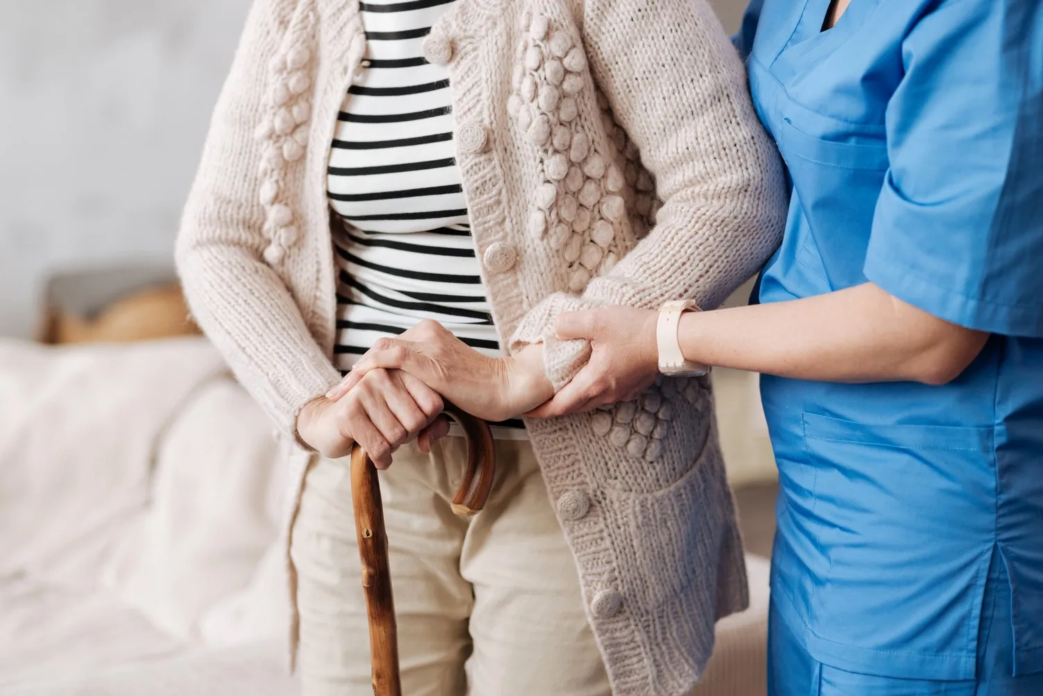 Vital Plus Pflegedienst - Sanftes Pflegepersonal hilft reifem Patienten