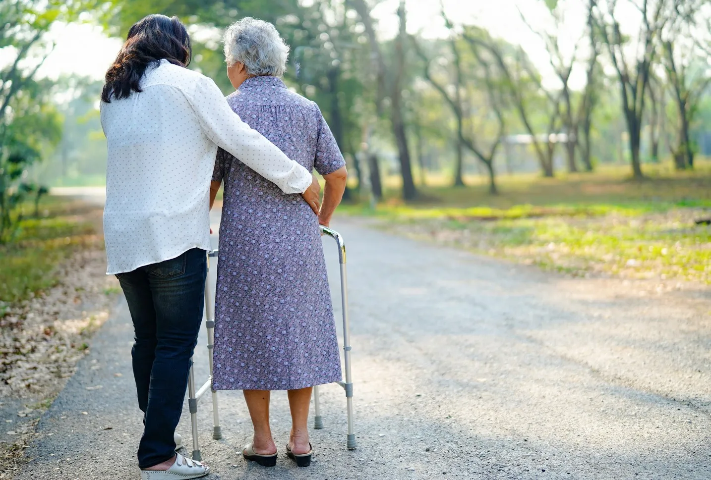 Vital Plus Pflegedienst - Hilfe und Pflege Asiatische Seniorin oder ältere alte Dame Frau benutzen Gehhilfe mit starker Gesundheit beim Spaziergang im Park in glücklichen frischen Urlaub