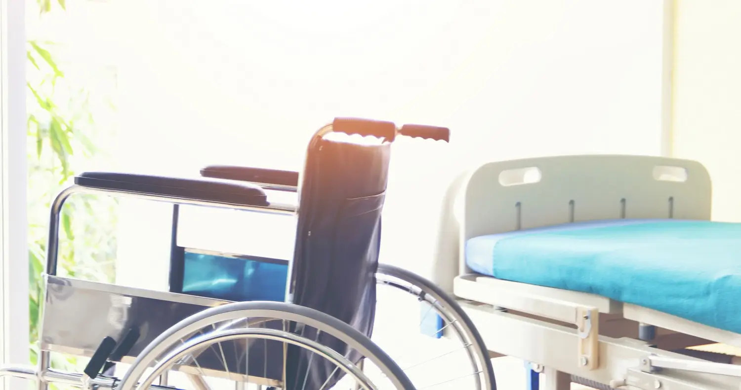 Vital Plus Pflegedienst - Rollstühle, die im Krankenhaus auf die Patientenbetreuung warten