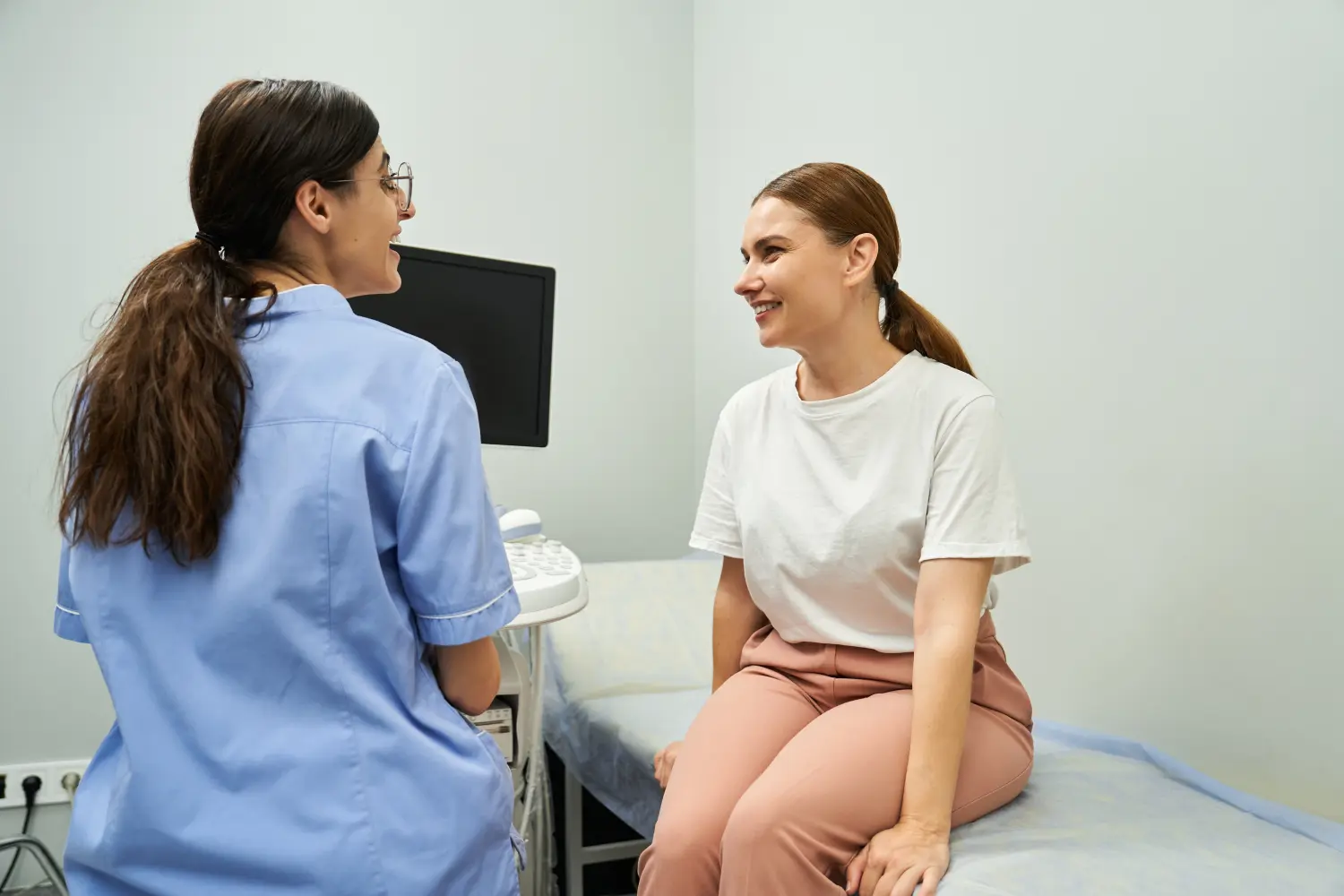 Vital Plus Pflegedienst - Gynäkologe bietet persönliche Beratungen für weibliche Patienten